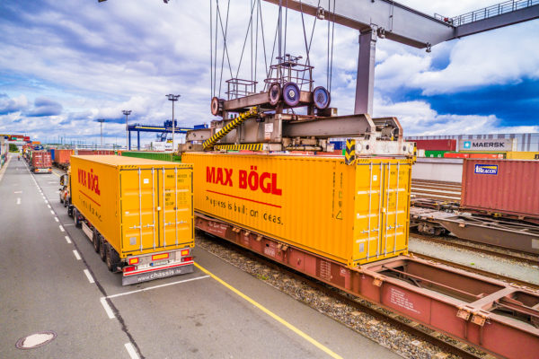 Verladung, Güterzug, Container, Max Bögl