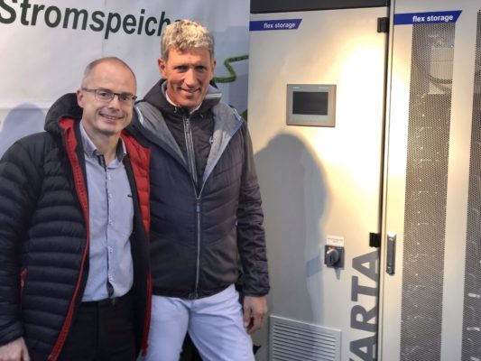 Ludger Beerbaum (rechts), Volker Dietrich, Sales Manager VARTA Storage (links)